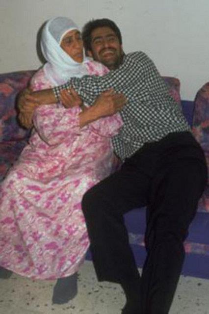 FAHRYE BAZENCR. u sralar iddial filmleri ile adndan sz ettiren Mahsun Krmzgl'n hreti annesine olan sevgisinin nne geemedi.