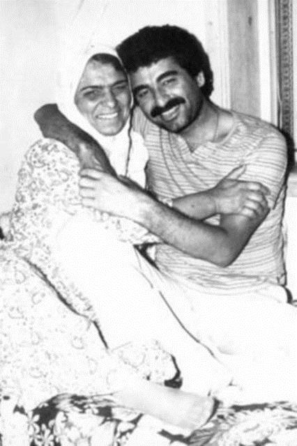 LEYLA TATLI. Trk mziinin gl seslerinden brahim Tatlses'de bir ok kez annesi ile objektif karsna geti.