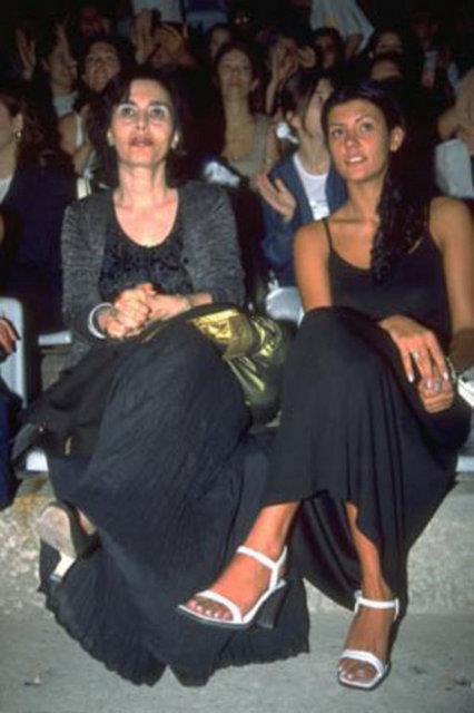 Olunu konserlerinde yalnz brakmayan Nesrin Hanm, Serdar Orta'n annesi.