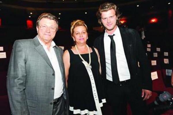 Olu Kvan Tatltu'un hretinde en byk destekisi olan Nurten Hanm, ilk kez ei ile katld zel bir gecede grntlendi.