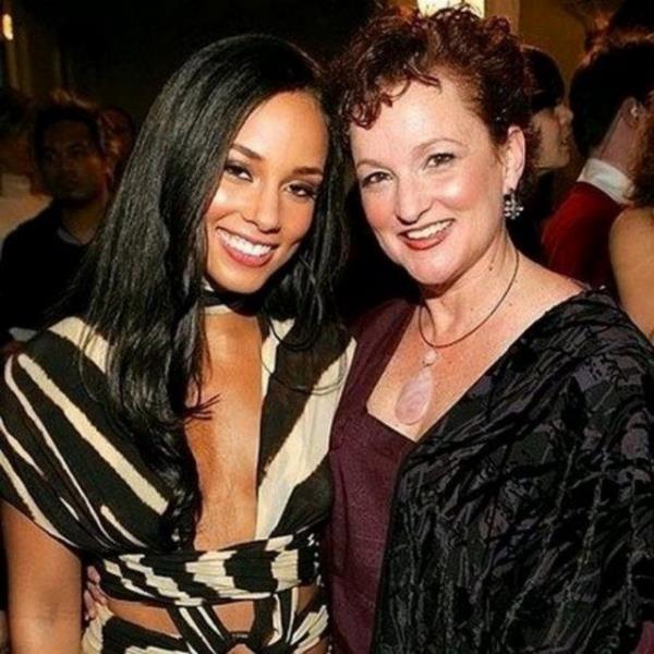 Alicia Key`in annesi Teresa Augello