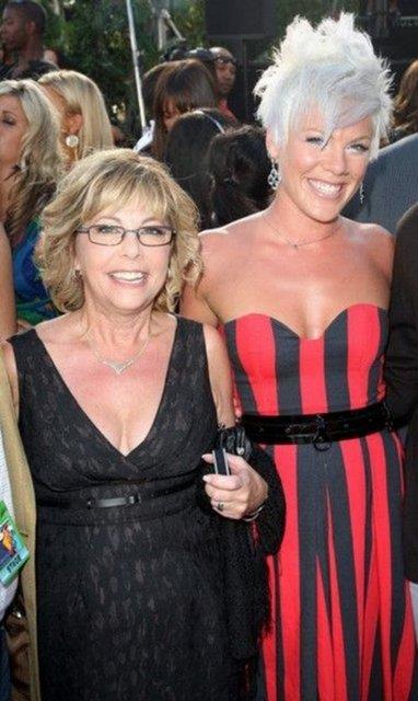 Pink`in annesi Judy Moore