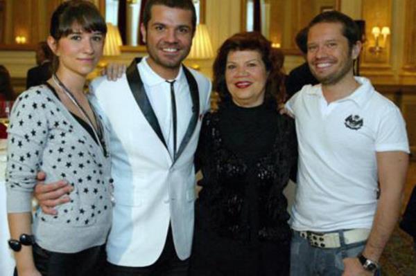 Birsen Doulu, "onlar bana eimin yadigar" dedii oullar Ozan ve Kenan Doulu'yu bir an olsun yalnz brakmyor.