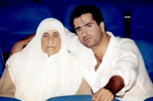 Baarl sanat, "Annem" arksnn klip ekimi iin annesi Fahriye Bazencir ile kamera karsna geti