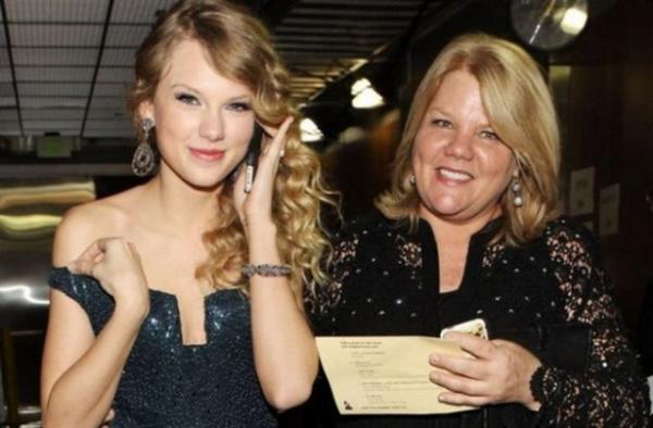 Taylor Swift`in annesi Andrea Swift