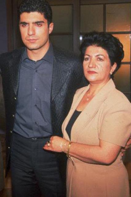 Kadriye Deniz, hret basamaklarn hzla trmanan zcan Deniz'in bir an olsun yalnz brakmyor.