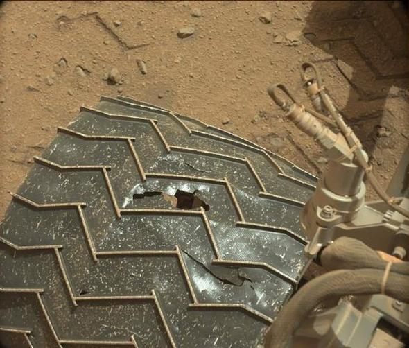 Mars yzeyi talarla dolu ve btn bu keskin talar, NASA'nn Curiosity aracn kt etkiliyor. Aracn tekerlekleri olduka sert bir madde olan kat alminyumdan retilmi durumda ancak Sal gn yaynlanan yeni bir grnt, tekerleklerde baz krlmalar olduunu gsteriyor.
