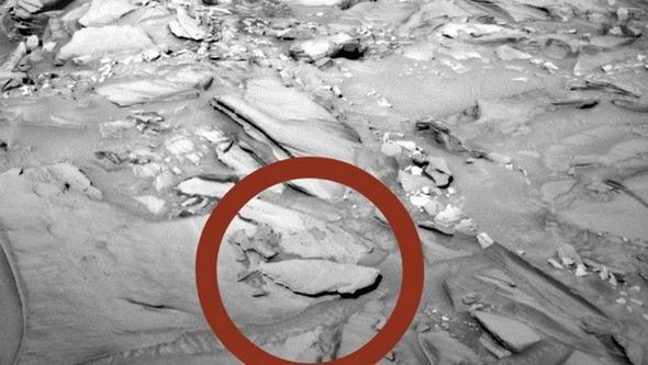 Mars yzeyinde bulunan uzay arac Curiosity tarafndan ekilen fotorafa dikkatli bakldnda ortalara doru alt taraflarda tpk bal andran bir nesne gze arpyor.