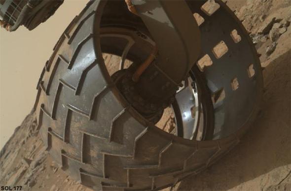 Curiosity Projesi Yneticisi Jim Erickson'n sylediine gre sol orta tekerlek "tekerlek-eskime noktasna yaklamakta" ancak "alt tekerlein tamam grev iin planlanan tm hedeflere ulamaya rahatlkla yetecek kadar mre sahip."