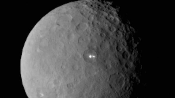 Ceres'te esrarengiz klar  <br>  NASA uzay arac Dawn'n yrngesine yaklat cce gezegen Ceres'ten elde edilen en son fotorafta, gk cisminin yzeyinde esrarengiz klar dikkat ekti. NASA, ilk gzlemlerde Ceres'in yzeyinde sadece bir k grldn, en son gzlemde ise iki n belirlenmesinin son derece kafa kartrc olduunu belirtti.