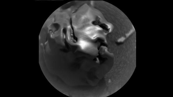 D ksmnn sradan meteorlardan ok daha dz ve przsz olmasnn nedeni ise, atmosfere giri yapt srada srtnmeden kaynaklanan s artyla erimi olmas.