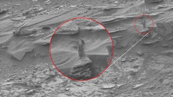 NASA'nn Mars'tan yaynlad fotoraflardaki bir detay sosyal medyada olay yaratm, NASA'nn keif arac Curiosity'nin ektii fotoraftaki grnt uzayda saklanan kadna benzetilmiti.