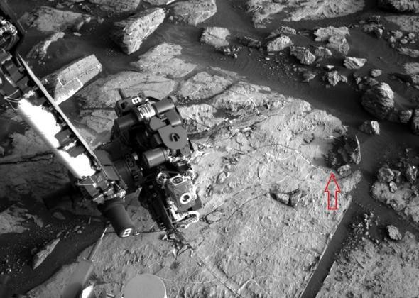 Curiosity, Mount Sharp blgesinde ilerledii srada son derece ilgin bir meteor kefetti. Ortalama bir meteordan ok daha kk olan bu meteor, tamamen nikel ve demirden oluuyor.