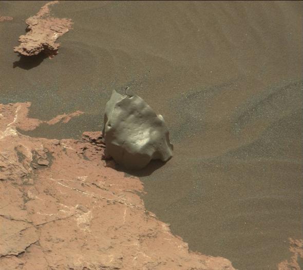 Mars'tan gelen fotoraflarda sk sk tanmlanamayan cisimler gze arpyor. Bu kez tekerlei paralanmaya balayan Curiosity'nin Dnya'ya gnderdii bu grntde Mars'n zerinde hibir benzeri olmayan ta paras dikkat ekti.