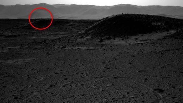 Curiosity'nin ektii fotoraflar gerek. Ancak NASA'dan Justin Maki, konuyla ilgili yapt aklamada Curiosity'nin kamerasnda sensrlerin ar snmas sonucu l piksel sorunun meydana geldiini, bu noktalarn da bu sorundan kaynaklandn syledi.