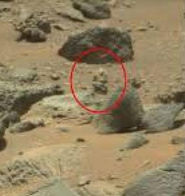 Mars'tan sk sk Dnya'ya grnt gnderen Curiosity aracnn getii grntlerden biri de 'uzayl sava' oldu. Uzaktan bakldnda ne olduu belli olmayan cisme biraz daha yaknlatrldnda ilgin bir grnt ortaya kyor. UFO merakllarna gre bu uzayda ortaya kan bir savadan baka bir ey deil!