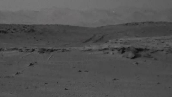 Mars'ta UFO mu var?    NASA'nn yaynlad bir baka fotoraf da tartmalara neden oldu. Uzun sredir Mars'ta bulunan Curiosity isimli aracn ektii grntlerde UFO olduu dnlen beyaz bir nokta dikkat ekiyor. Peki gerekten de bu mmkn m?