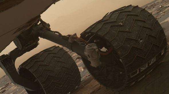 NASA'nn kzl gezegen Mars'ta bulunan ve oradan yksek znrlkl fotoraflar dnyaya geen Curiosity'nin tekerlekleri Mars koullarnda her geen gn biraz daha zarar gryor.