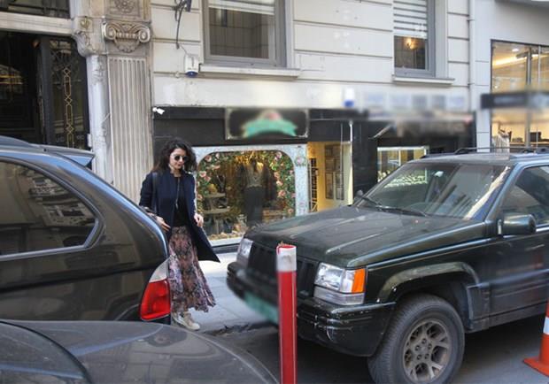 Klinik k karsnda basn mensuplarn grnce aran gzel oyuncu, sorular yantsz brakarak cipine binip gzden kayboldu.