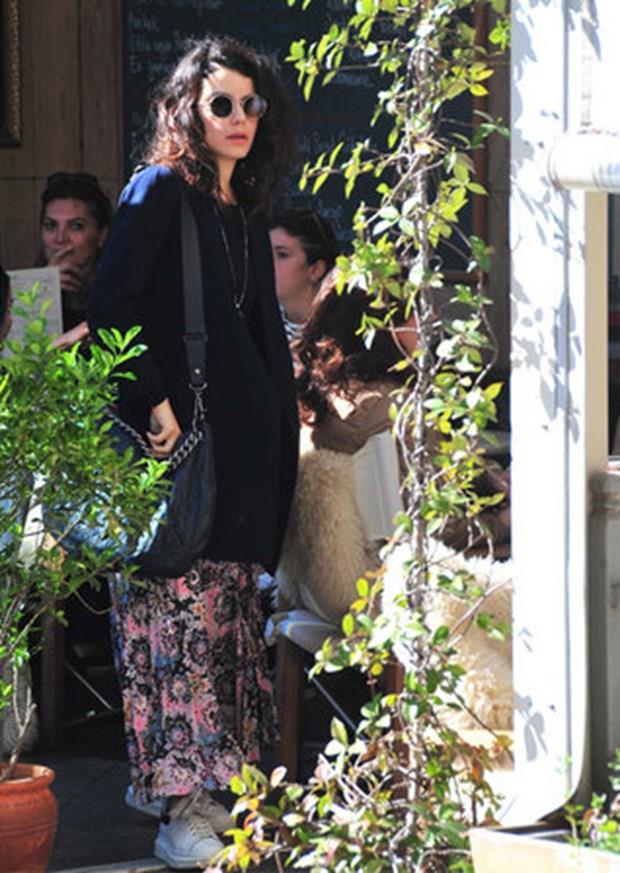 HaberTrk'n haberine gre, yukar kmadan nce yol stndeki kafede Trk kahvesi ien Saat&#8217;in, k tarznn dna kt ve sala kyafetler tercih ettii grld.