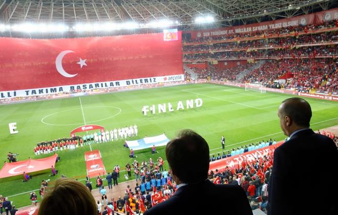 Erdoan', stat giriinde Trkiye Futbol Federasyonu Bakan Yldrm Demirren, Spor Genel Mdr Mehmet Baykan ile dier ilgililer karlad.