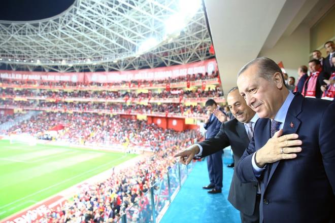.Cumhurbakan Recep Tayyip Erdoan, 2018 FIFA Dnya Kupas Avrupa Elemeleri I Grubu'ndaki Trkiye-Finlandiya man izlemek iin Antalya Stad'na geldi.