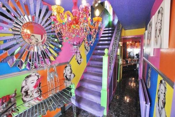 Evin iini girenler, renk cmb ve klandrma nedeniyle adeta 'kr' oluyor. 1960'lar yanstan i tasarmyla ve evin her yerinde kullanlan Marilyn Monroe ikonlaryla eyal olarak satla karlan eve henz alc kmad.