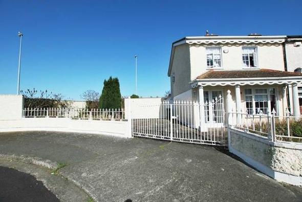 Dardan gayet normal gzken villa tipi evin irin bir bahesi ve mtevazi otopark bulunuyor. Buraya kadar her ey normal ama...