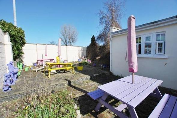 rlanda'nn bakenti Dublin'de 270 bin dolara sata karlan 2 katl mstakil evin fotoraflar sosyal medyay sallad. Dardan bakldnda gayet normal grnen evin iine girenler adeta 'kr' oluyor.