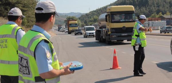 <p><b>CEZADA TAKST DNEM</b></p>     Trafik para cezalarnn denmesinde taksit dnemi balyor. Para cezas tebli veya yzne bildirilme tarihinden itibaren 15 gn iinde deyenlere 4/1 indirim uygulanacak. Vergi Dairesi'ne bir ay iinde mracaat edilmesi halinde ise, ilk taksiti pein, kalan 3 taksiti bir yl iinde 4 eit taksit halinde denebilecek. Taksitleri deme takviminde ve tam olarak demeyenlerden idari para cezasnn kalan ksmnn tamam tahsil edilecek. Trafik polisleri pein para tahsilat yapmayacak.