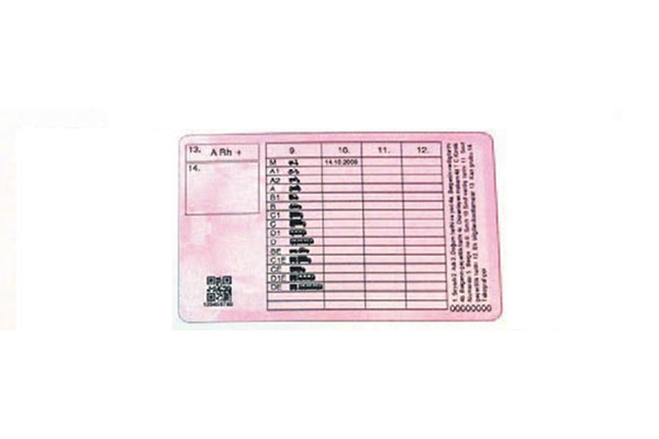 <p><b>KIZIL TES BOYA KULLANILDI</b></p>    Bylece kartlar daha dayankl ve nem kapma oran dk olacak. Ehliyetlerde deiken lazer grntler, renk geili ve ultraviole floresan mrekkep, renk deitiren bask, arka planda dijital su izi, kzl tesi ya da fosforlu boya, kabartma harf, sembol ve ekiller kullanld.