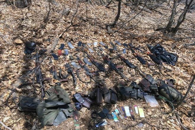 KANDL LE GRYORLARDI DDASI    PKK&#8217;llarn ldrld Kutuderesi Vadisi iindeki PKK snak ve barnaklarnda ok sayda silah, bu silahlara ait bol miktarda mhimat ve yzlerce kilo gda, yaam malzemesi ve dijital belge ele geirildii renildi.