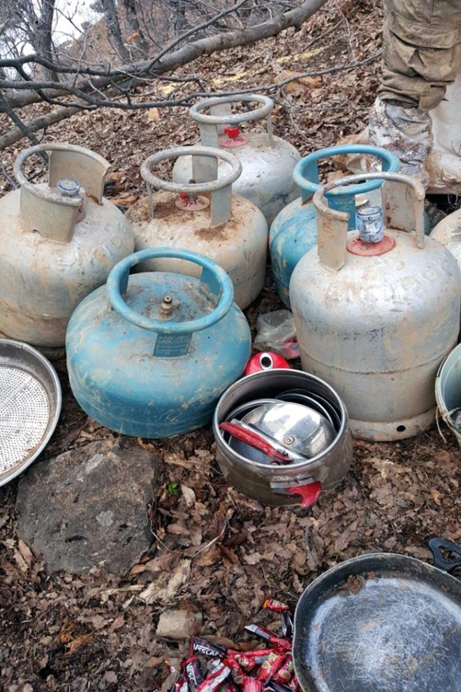 HER BLGEDE 500 ASKER    Operasyon yrtlen her blgede PKK&#8217;ya ynelik bahar temizlii harektlarna karada 500 kadar asker katlyor. 150-200 kadar asker blgeye yaylarak ember gvenliini alrken, 300-350 kadar asker de scak temas blgesine operasyon yapyor.