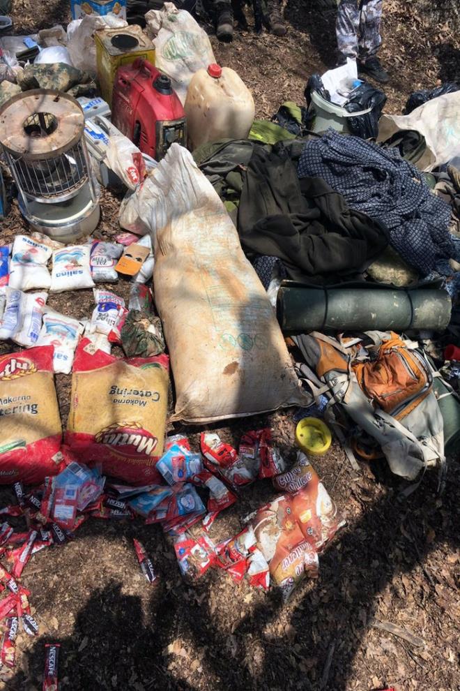 Ele geirilen malzemeler arasnda yer alan masast telsiz ile rgtn st dzey yneticilerinin kendi aralarnda konutuklar, bir telsizle de PKK&#8217;l st dzey yneticinin Kandil&#8217;deki rgtn st dzey yneticileriyle grtkleri ne srld.