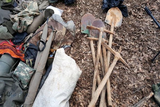 14 PKK&#8217;LININ CESED OPERASYON BLGESNDEN ALINDI    te yandan DHA'nn haberine gre Tunceli merkez Gkek Ky yaknlarnda dzenlenen operasyonda ldrlen 14 PKK&#8217;lnn kimliinin tespiti iin cenazeler operasyon blgesinden helikopterle alnarak, Malatya Adli Tp Kurumu&#8217;na gnderildi. ldren PKK&#8217;llar arasnda Amerikan yapm M16 silah kullanan szde rgtn st dzey bir yetkilisinin de olduu belirtildi.