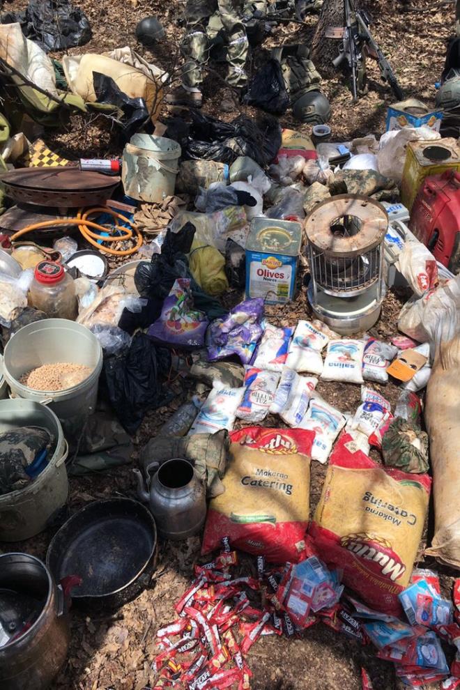 Ele geirilen malzemelerden delil nitelii olanlarn muhafaza altna alnd, dier malzemelerin bulunduu yerde imha edildii aktarlan aklamada, kent genelinde terrist unsurlarn bulunmasna ve etkisiz hale getirilmesine ynelik almalarn azim ve kararllkla aralksz devam ettii kaydedildi.