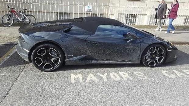 ngiltere'nin Cheltenham kasabasnda 22 yanda bir ocuk, 250 pound (1.1 milyon TL) deerindeki Lamborghini marka aracn, belediye bakannn park alanna ekince kesilen cezadan da kurtulamad.
