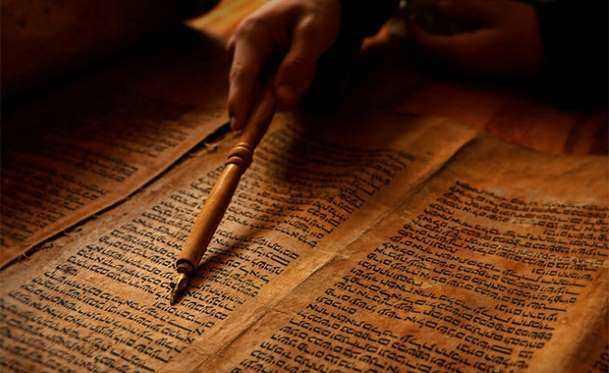 Gnmzden yzyllar nce yaam olmasna ramen Nostradamus, kendisine btnyle yabanc bu dnyay nasl kavrasn, nasl tanmlasn ve onlara uygun adlar nereden bulsun?    Bu sorularn sahibi ifre zc Peter McHoll, btn bu engelleri kavramaya ynelik karmak bir ruh haline ramen nl kahinin bu ii inanlamayacak bir baaryla kazandn sylyor.