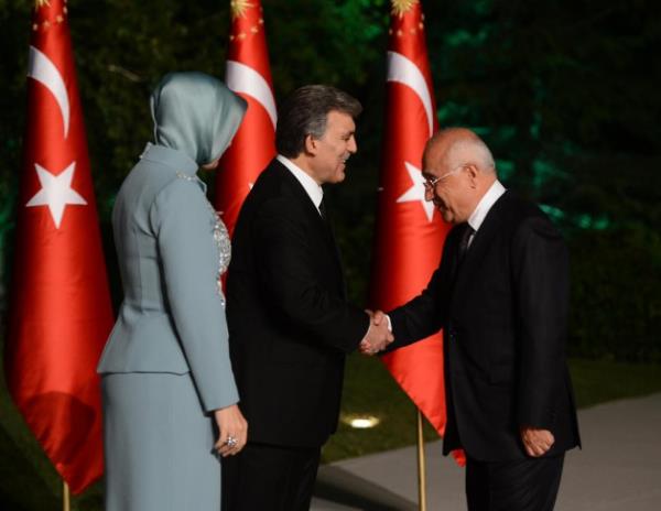 Resepsiyona, TBMM Bakan Cemil iek yalnz katlrken, Babakan Recep Tayyip Erdoan ei Emine Erdoan ile geldi.