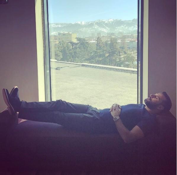 ABD deneyimlerini anlatan arkc ''Oralara ilk kez gittim. Konser teklifleri geliyordu ama bir trl frsatm olmamt. Orada Trk kahvaltcsna gittik 3 kii 150 dolar dedik. Arkadalarma syleyeceim gitmesinler'' dedi.