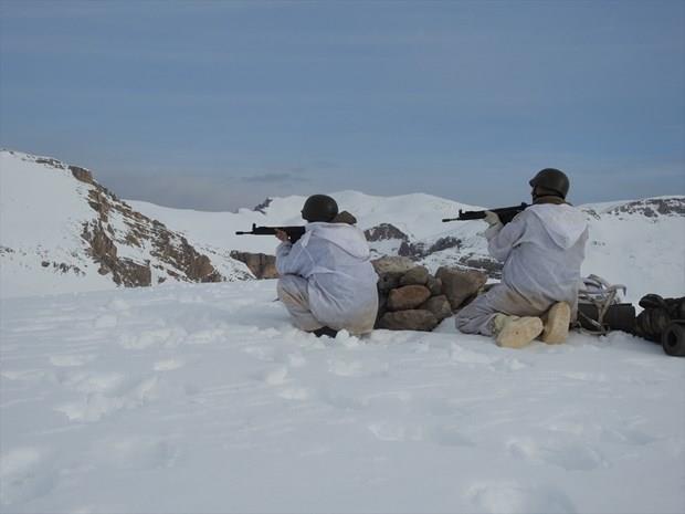 Erzincan Valilii'nden yaplan aklamada, "Youn kar rts ve sarp arazi kesiminde baar ile icra edilen operasyon sonucunda, blc terr rgt mensuplarnn muhtemel barnma ve snma alanlar tespit edilerek, Kobra helikopterlerinin de destei ile imha edilmitir" denildi.