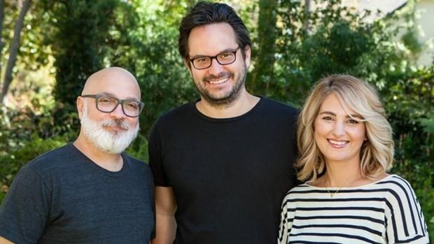 Dizinin Trkiye&#8217;de ngilizce olarak ekilmesinin trnn ilk rnei olacan syleyen Karga Seven kurucu orta Emre ahin (ortadaki), filmin oyuncu kadrosunun hem Trk hem de yabanclardan oluacan belirtti.