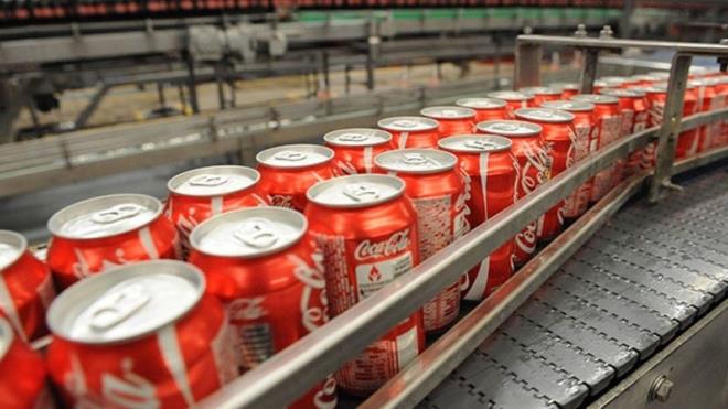 Kuzey rlanda'da yaanan olay byk bir skandala imza att. Dnya iecek devi Coca Cola'nn iinde insan dks kt. Coca Cola'dan yaplan aklamada sz konusu teneke kutularn hepsinin topland belirtildi. irket, satta bulunan hibir rnn bu olaydan etkilenmediini ve mnferit bir olay olduunu belirtti. Fabrikada retim 15 saatliine durdurulurken, polis konuya ilikin inceleme balatt. Kriz yaratan olaya, kutularn tand kamyonda kaak seyahat eden gmenlerin neden olmu olabilecei belirtildi.