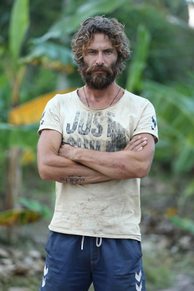 <p><b>GKHAN NELER SYLED?</b></p>  <p>  "Hi bir zaman Volkan'la kin beslemedik. Bu akam beni sylerken 2,5 haftadr performansmda dk olduunu syledi, ben sakatlktan ktm geldim ve oyun kaybetmedim. Sembol kazandm. letiim dllerinde oyun kaybetmedim. Performans olarak konuacaklarsa asl oyun alamayan arkadalara baksnlar. Oyun iinde oyunlar olabiliyor. Bunlar da bilerek buraya geldik."</p>