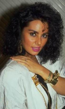 Serpil akmakl<br>1980'de ekilen dnemin izlenme rekorlar kran TV dizisi Alaktan Uan Gvercin'deki oyunculuuyla dikkat ekti. Dnemin nl erkek oyuncularyla birlikte kamera karsna getii ok sayda filmde rol ald. Bugn artk eskisi kadar kameralar karsnda olmasa da Yeilam'n unutulmaz oyuncular arasnda oktan yerini ald.