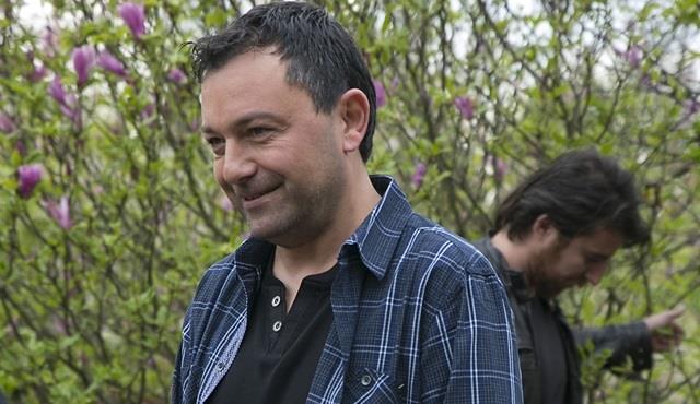 nc evliliini de geen senenin austos aynda Esra Balamir ile gerekletirdi. Sabah ekerleri ve Televole'yi sunan Dmer'in inii de ykselii gibi hzl oldu.