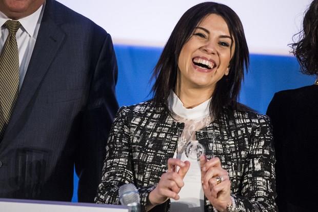 zkan, Menderes ilesinde 6 kz renciye cinsel istismarda bulunulmasn ortaya karmas ve istismarda bulunan okul mdrnn yarglanmasn salad iin ABD Dileri Bakanl tarafndan "Uluslararas Cesur Kadnlar dl"ne layk grld.