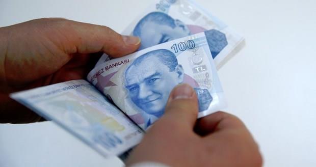 BORLAR SLNYOR  <p>Yaklak 5 milyon vatandan GSS prim borlar 1 Nisan'dan itibaren yeniden hesaplanacak. Bu vatandalarn aylk demeleri 53.32 lira olarak gncellenip borlar drlecek. Gecikme cezalar ve faizler silinecek. Btn bunlar dldkten sonra bor kalrsa ve istenirse 12 taksite blnecek. Taksitler iin faiz iletilmeyecek. Eve giren kii ba geliri 592.5 liradan az olanlar ise hi prim demeden salk hizmeti alacak. almayan biri ayda 53.32 lira deyerek aile boyu salk hizmetine kavuacak.