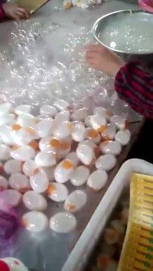 Ayrca yapay yumurtalarn kabuunun normalden daha parlak ve sert olduu, sallaynca iinden ses geldii uyars da yaplyor.