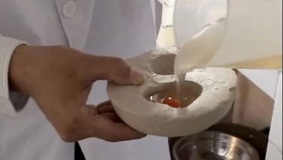 inlilerin sahtesini yapmadklar bir yumurta kalmt, sonunda o da oldu.    Hem de o kadar gereki ki yiyenler bile yumurtalarn sahte olduunu anlamakta zorlanyor.Sahte yumurtalar tamamen kimyasal maddelerden yaplyor.